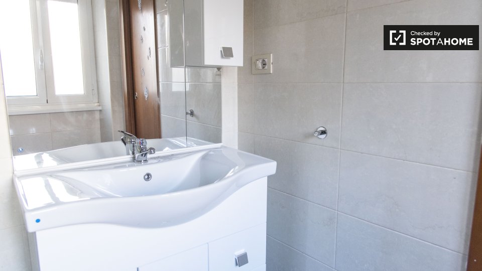 Immagine 17 di Camera condivisa in affitto  in Via Oderisi da Gubbio a Roma