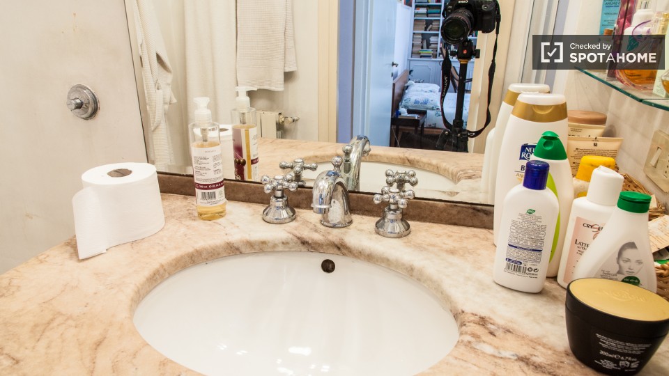 Immagine 11 di Camera condivisa in affitto  in Via Coviello a Roma