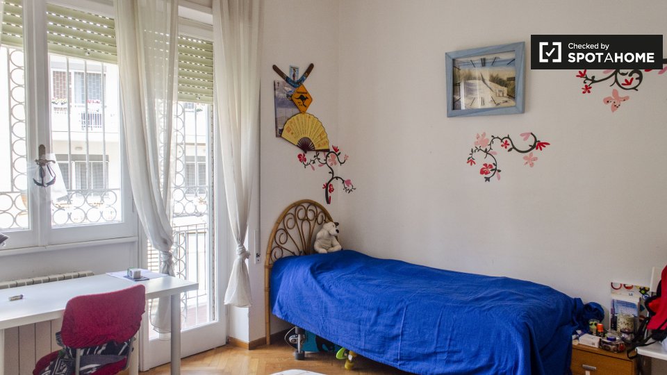 Immagine 2 di Camera condivisa in affitto  in Via Francesco De Vico, 00142 Roma RM, Italy a Roma