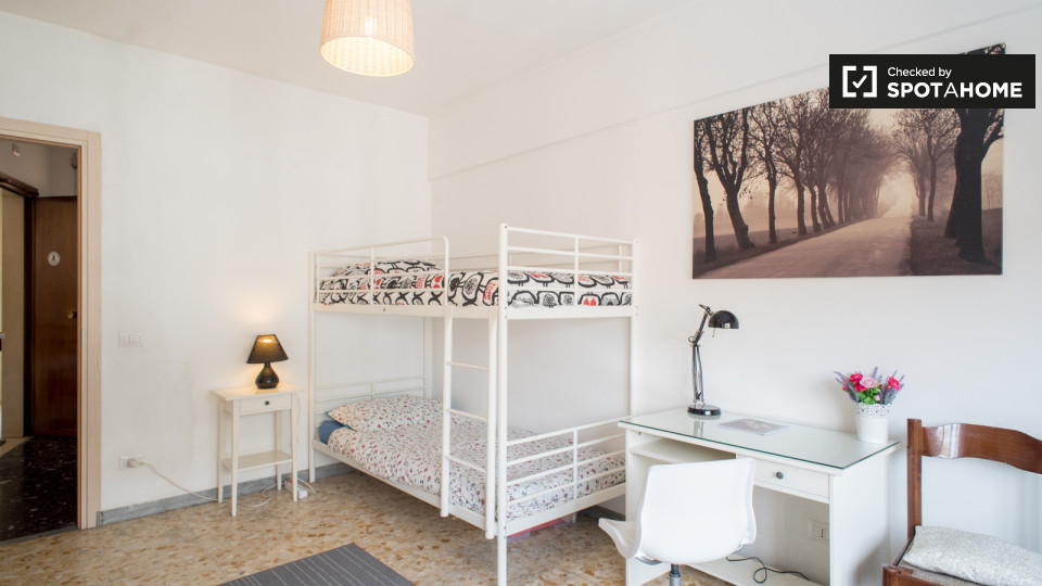 Immagine 17 di Camera condivisa in affitto  in Via Casilina a Roma