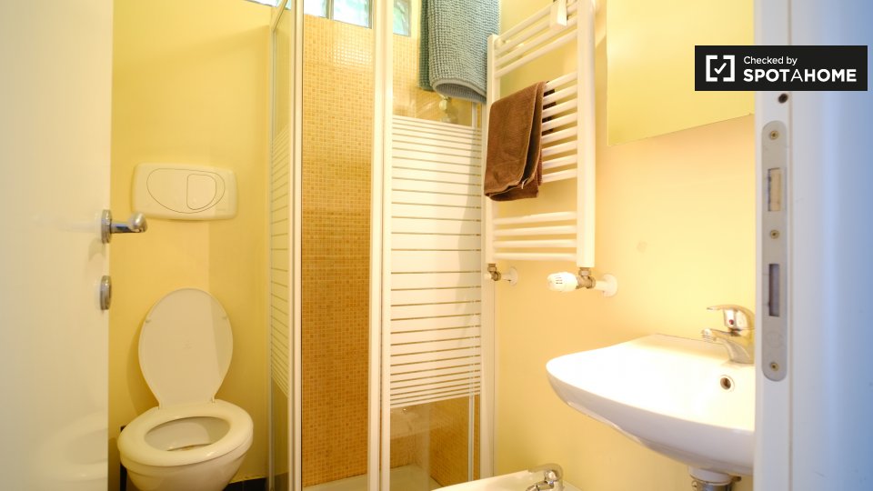 Immagine 13 di Camera condivisa in affitto  in Via Appia Nuova a Roma