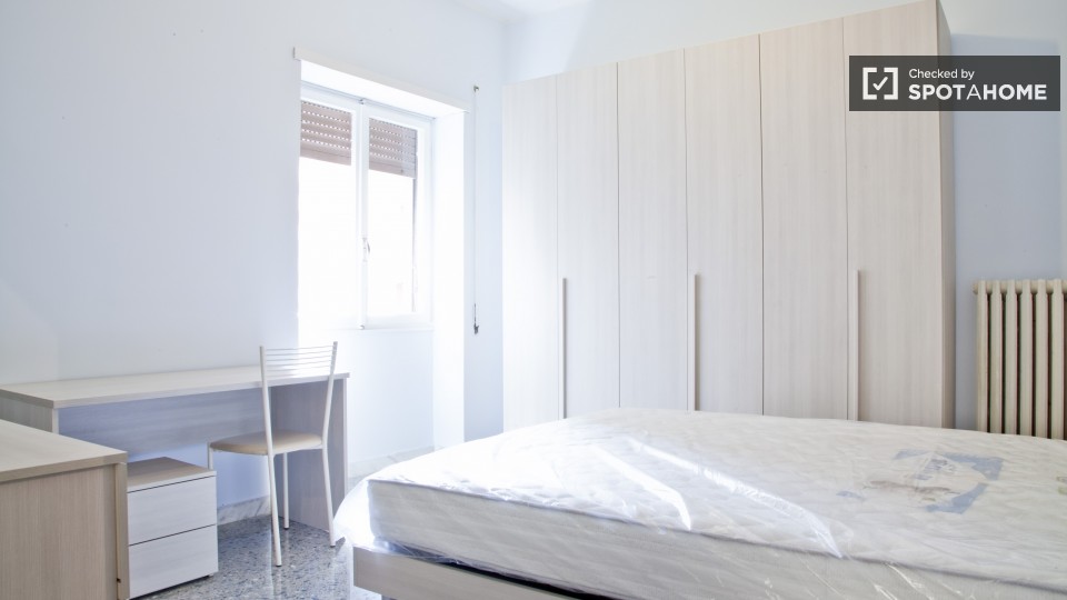 Immagine 3 di Camera condivisa in affitto  in Via Calpurnio Fiamma a Roma