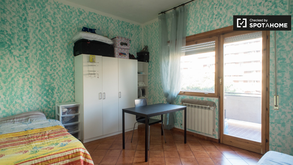 Immagine 12 di Camera condivisa in affitto  in Viale Bruno Rizzieri a Roma