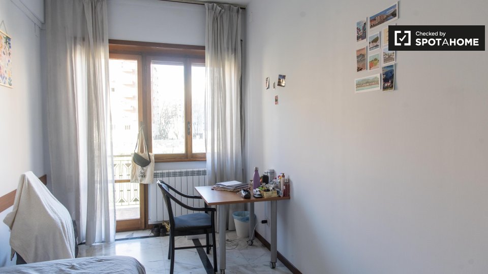 Immagine 2 di Camera condivisa in affitto  in Via Siria a Roma