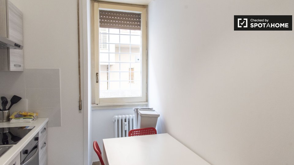 Immagine 16 di Camera condivisa in affitto  in Via Capo Miseno a Roma