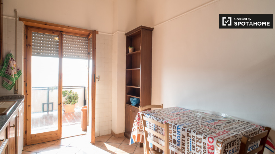 Immagine 17 di Camera condivisa in affitto  in Viale Bruno Rizzieri a Roma