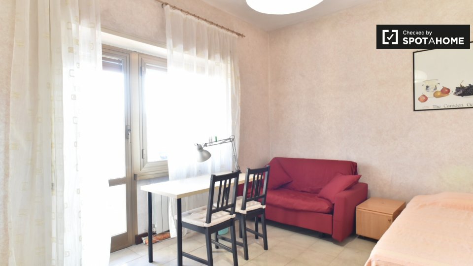 Immagine 19 di Camera condivisa in affitto  in Via Caprese a Roma