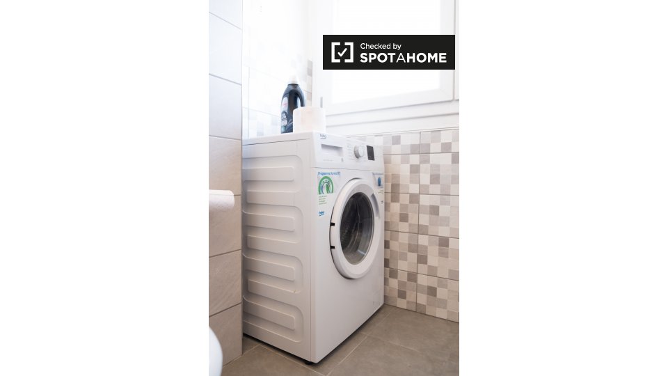 Immagine 10 di Camera condivisa in affitto  in Via Salvatore Pincherle a Roma