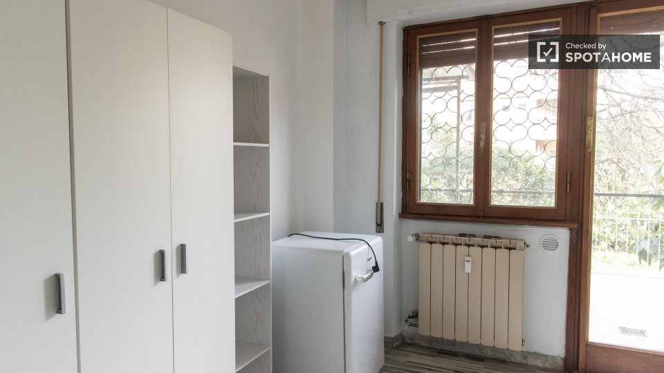 Immagine 4 di Camera condivisa in affitto  in Via dei Radiotelegrafisti a Roma