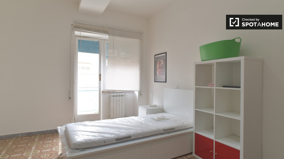 Immagine 2 di Camera condivisa in affitto  in Via Filippo Eredia a Roma