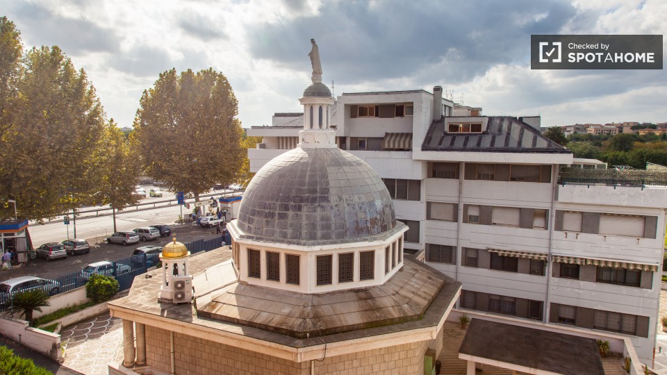 Immagine 12 di Camera condivisa in affitto  in Viale Jonio a Roma