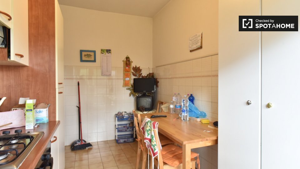 Immagine 6 di Camera condivisa in affitto  in Viale dei Caduti Nella Guerra di Liberazione a Roma