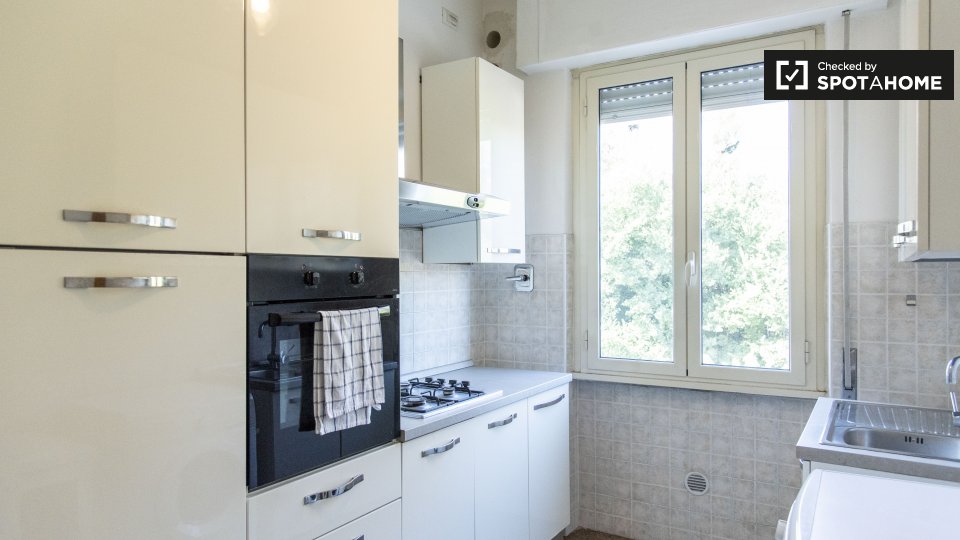 Immagine 7 di Camera condivisa in affitto  in Via Portuense a Roma