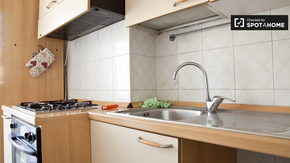 Immagine 16 di Camera condivisa in affitto  in Via Salvatore Pincherle a Roma