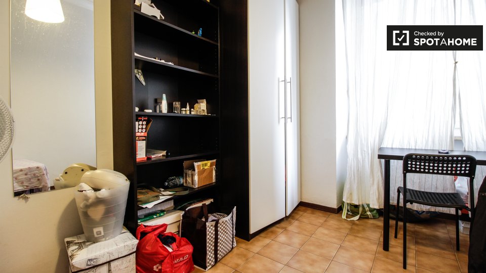 Immagine 4 di Camera condivisa in affitto  in Corso S. Maurizio a Torino