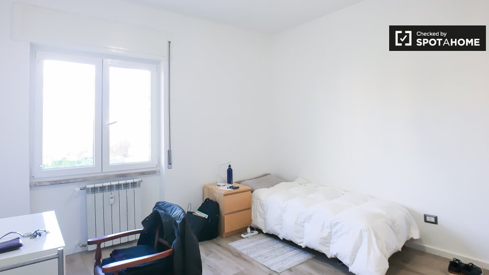 Immagine 2 di Camera condivisa in affitto  in Viale Giustiniano Imperatore a Roma