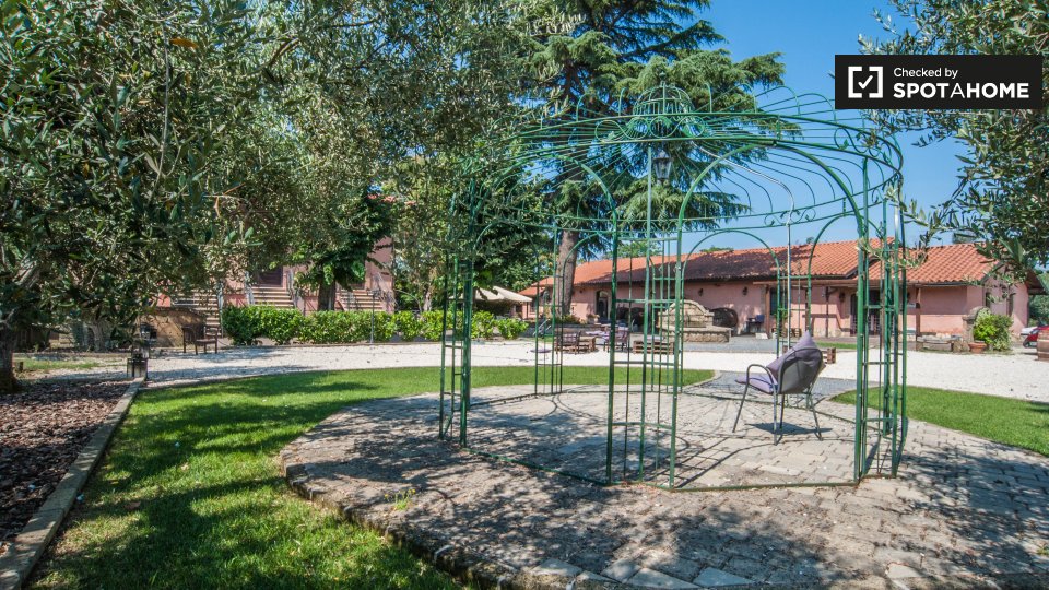 Immagine 11 di Appartamento in affitto  in Via Tuscolana a Roma