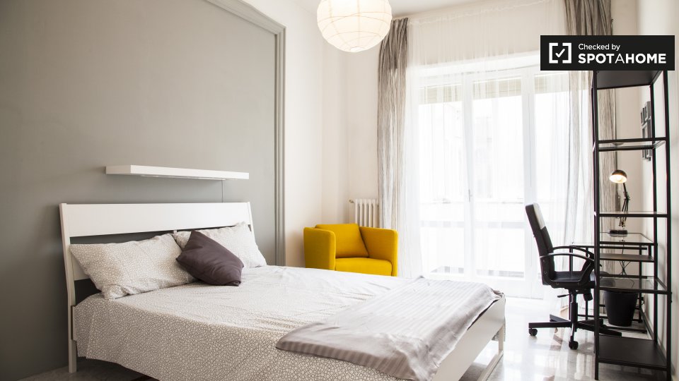 Immagine 1 di Camera condivisa in affitto  in Via Nemorense, 00198 Roma RM, Italy a Roma