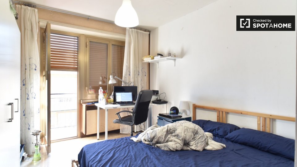 Immagine 1 di Camera condivisa in affitto  in Via Caprese a Roma