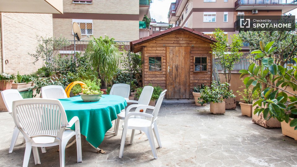 Immagine 13 di Camera condivisa in affitto  in Via Coviello a Roma