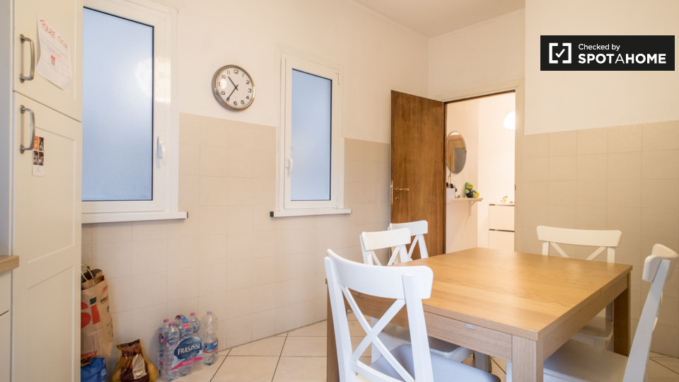 Immagine 8 di Camera condivisa in affitto  in Largo dei Colli Albani a Roma