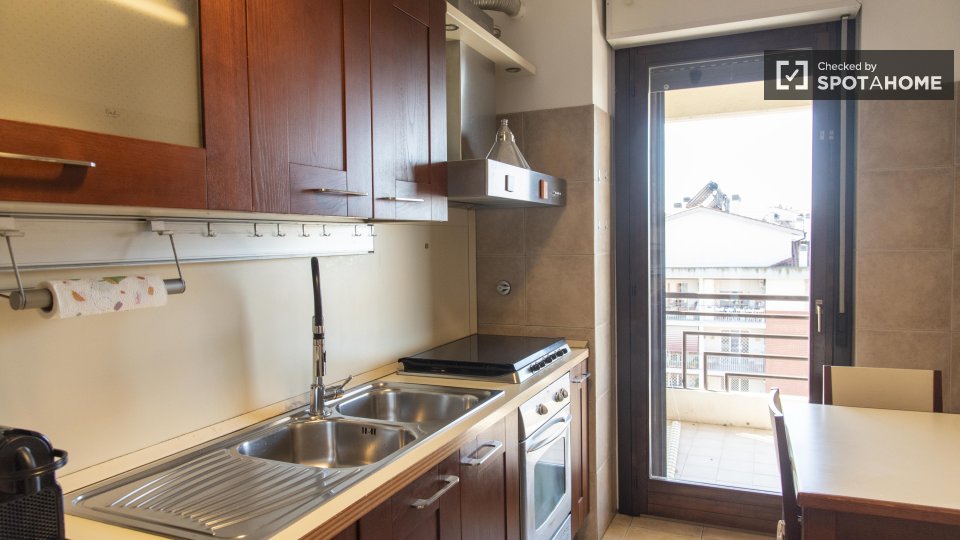 Immagine 6 di Camera condivisa in affitto  in Via Gian Antonio Maggi a Roma