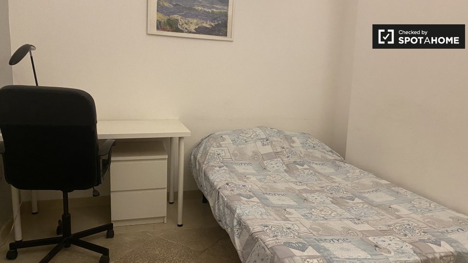 Immagine 15 di Camera condivisa in affitto  in Via Basento a Roma