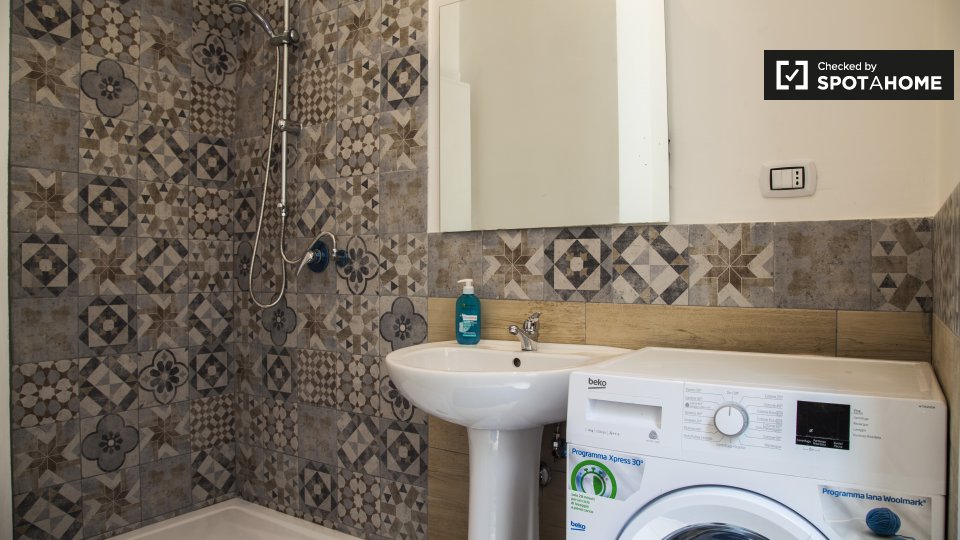 Immagine 16 di Camera condivisa in affitto  in Via Nemorense, 00198 Roma RM, Italy a Roma