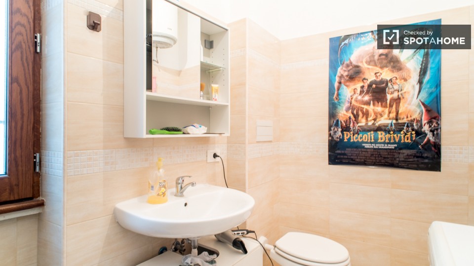 Immagine 15 di Camera condivisa in affitto  in Largo Somalia a Roma