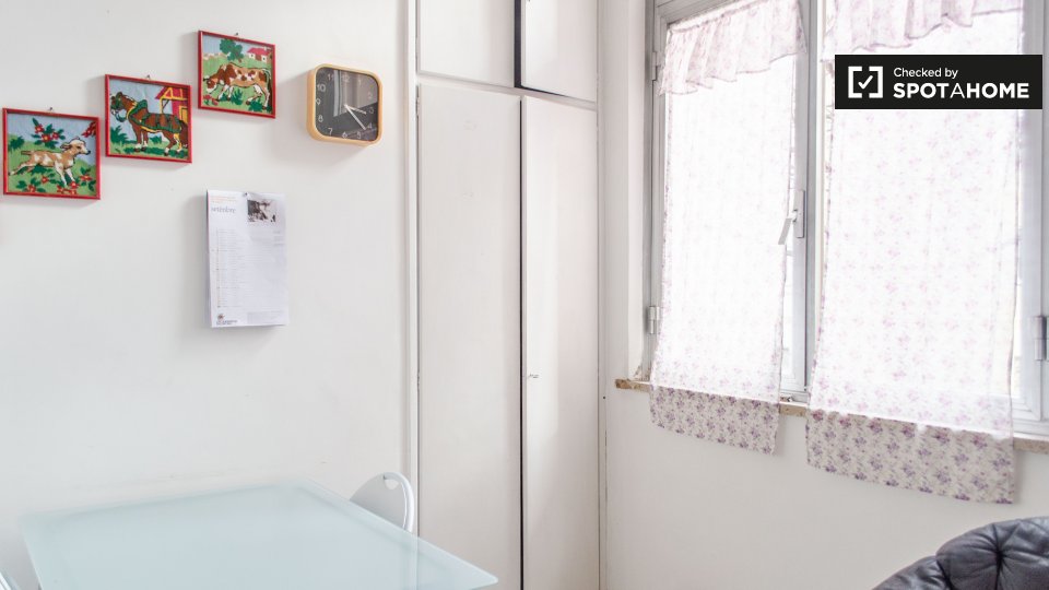 Immagine 13 di Camera condivisa in affitto  in Via Francesco De Vico, 00142 Roma RM, Italy a Roma