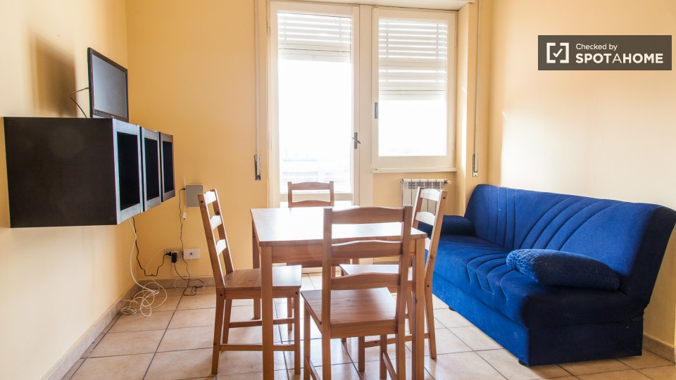 Immagine 7 di Camera condivisa in affitto  in Viale Jonio a Roma