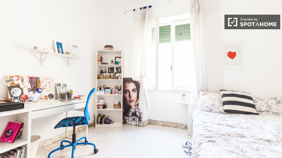 Immagine 2 di Camera condivisa in affitto  in Via delle Cave a Roma