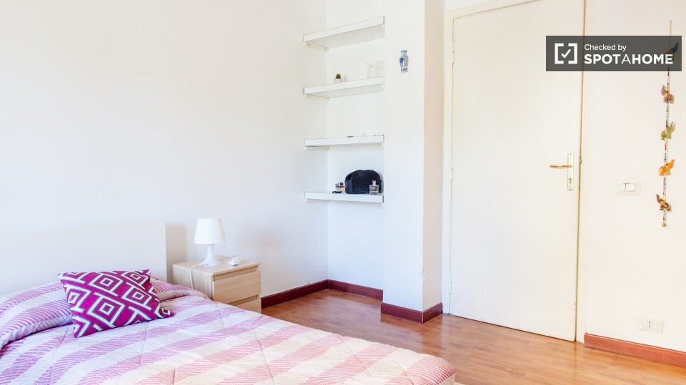 Immagine 10 di Camera condivisa in affitto  in Via del Fontanile Arenato a Roma