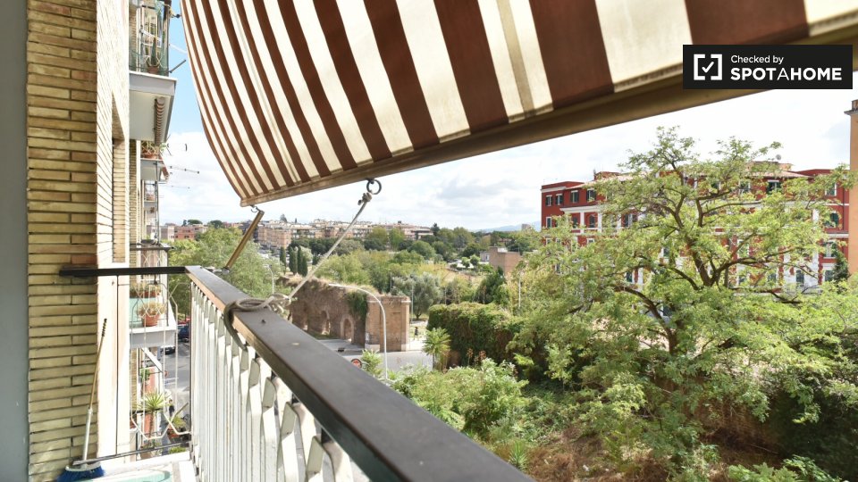Immagine 3 di Camera condivisa in affitto  in Viale Giacomo Aicardi a Roma