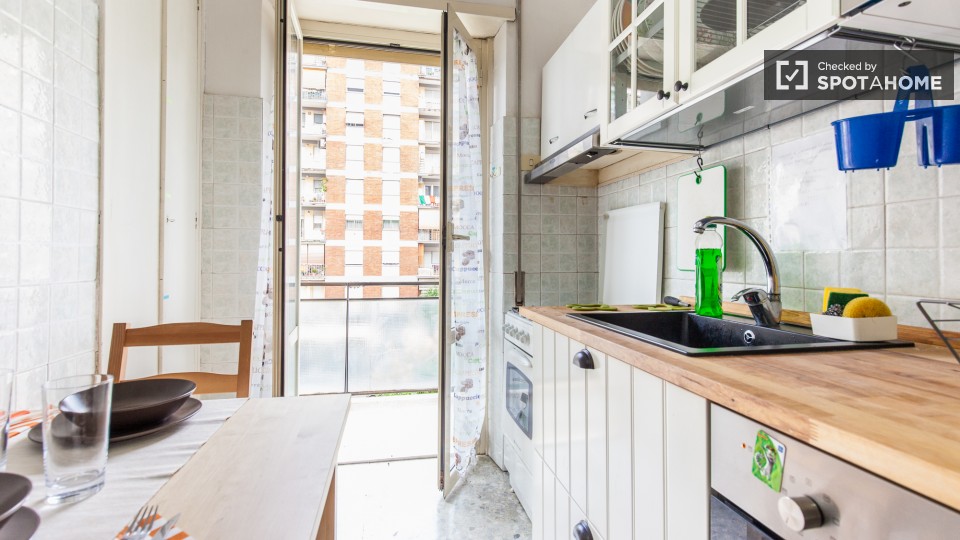 Immagine 11 di Camera condivisa in affitto  in Viale Partenope a Roma