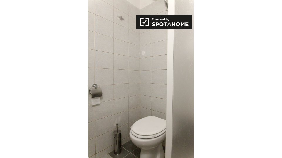 Immagine 15 di Camera condivisa in affitto  in Via Paola Falconieri a Roma