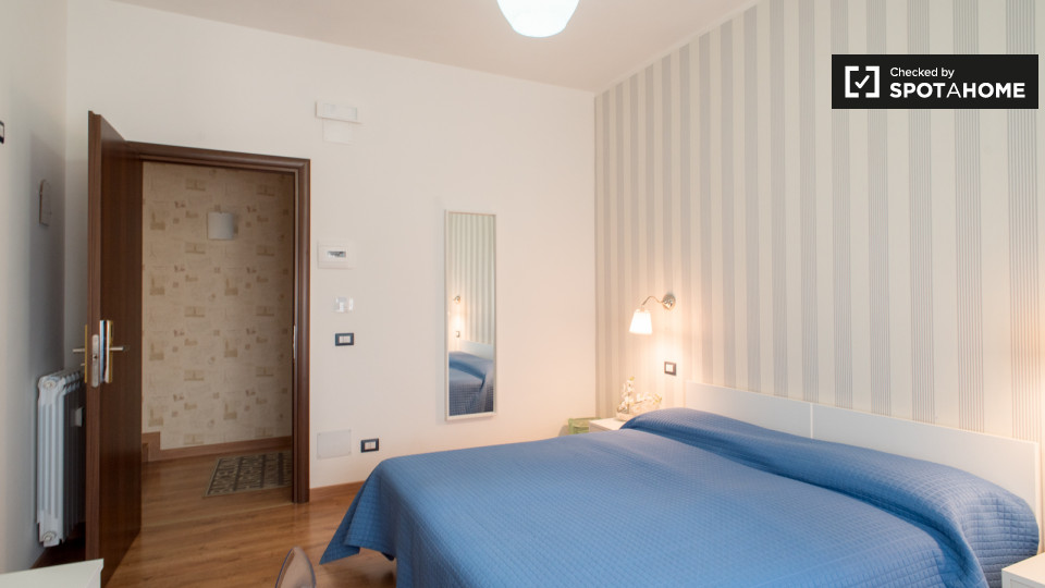 Immagine 2 di Camera condivisa in affitto  in Via Monza a Roma