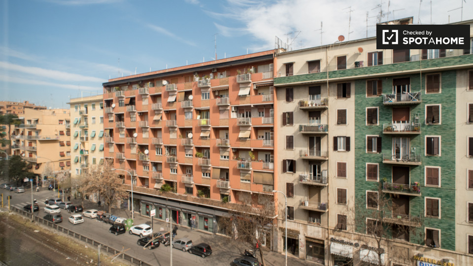 Immagine 6 di Camera condivisa in affitto  in Via Casilina a Roma