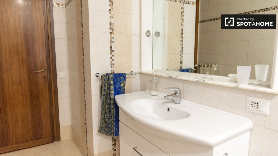 Immagine 12 di Camera condivisa in affitto  in Via Nomentana a Roma