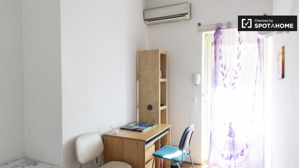 Immagine 1 di Camera condivisa in affitto  in Via Baldassarre Orero, 00159 Roma RM, Italy a Roma