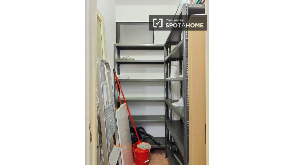 Immagine 16 di Camera condivisa in affitto  in via Barzoni a Milano