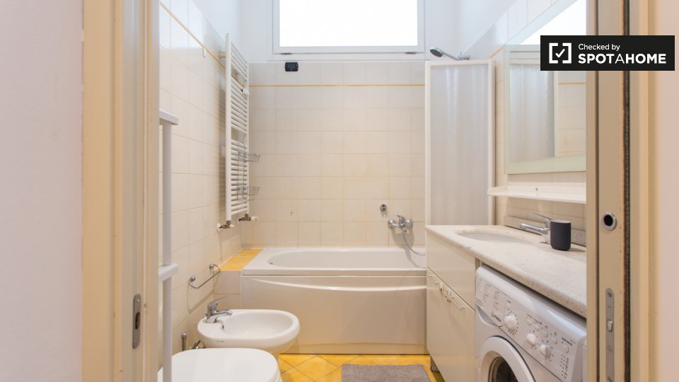 Immagine 10 di Camera condivisa in affitto  in Via Carlo Darwin a Milano