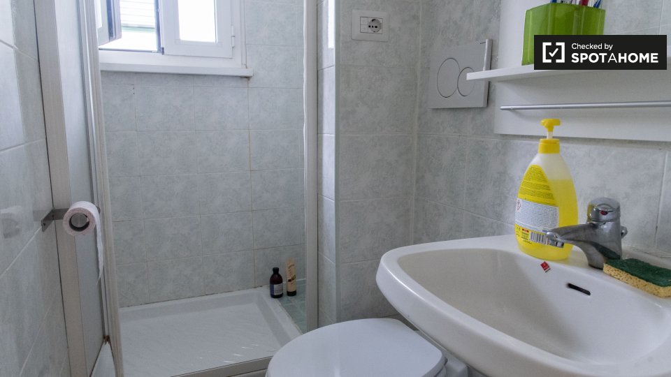 Immagine 6 di Camera condivisa in affitto  in Via Giacomo Trevis a Roma