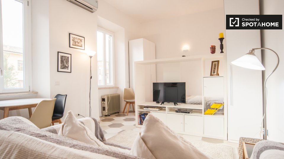 Immagine 1 di Ufficio in affitto  in Via delle Fornaci, 00165 Roma RM, Italy a Roma