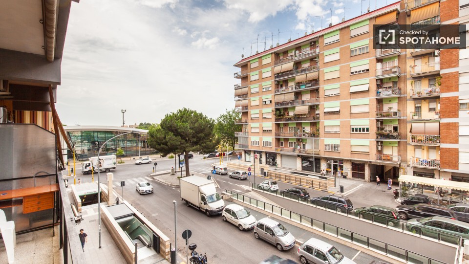 Immagine 13 di Camera condivisa in affitto  in Viale Partenope a Roma