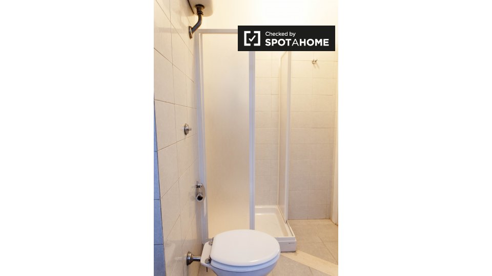 Immagine 7 di Camera condivisa in affitto  in Via Paola Falconieri a Roma