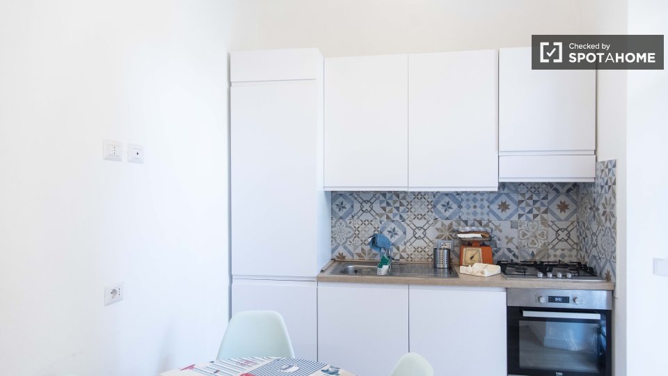 Immagine 10 di Camera condivisa in affitto  in Via Delle Azalee a Roma