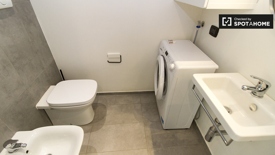 Immagine 16 di Ufficio in affitto  in Via Lorenteggio a Milano