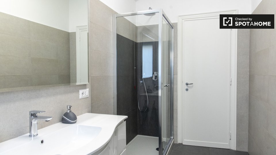 Immagine 10 di Camera condivisa in affitto  in Via Anastasio II a Roma