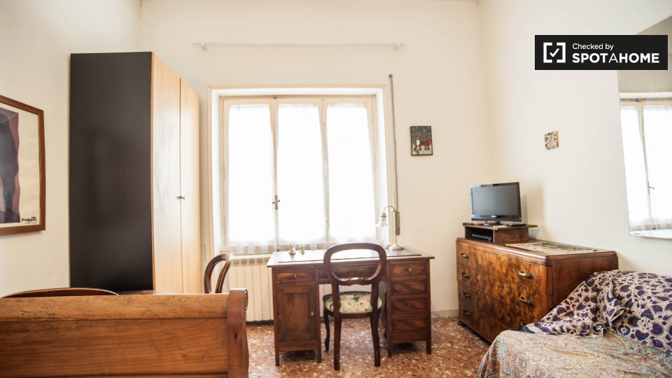 Immagine 2 di Camera condivisa in affitto  in Via Raffaele Balestra a Roma